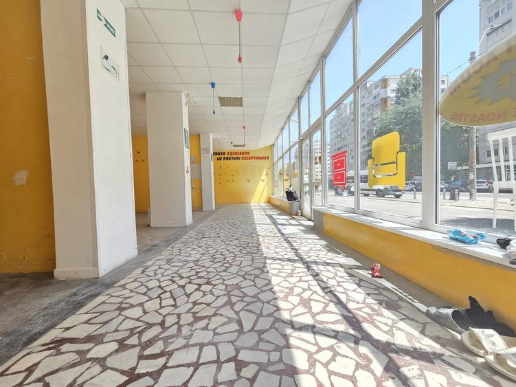 Spațiu comercial, de 130 mp, în Micro 18