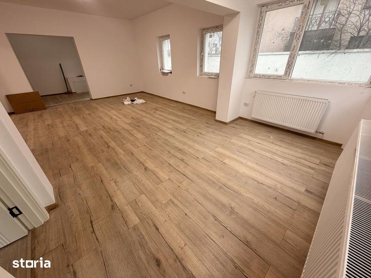 Casă cu 8 camere cu Teren 495 Mp în Glina