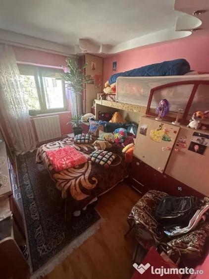Apartament cu 4 camere decomandat, mobilat în Poarta 6