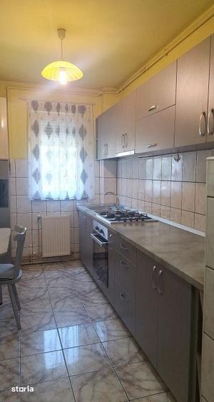 Apartament cu 3 camere semidecomandat în Central
