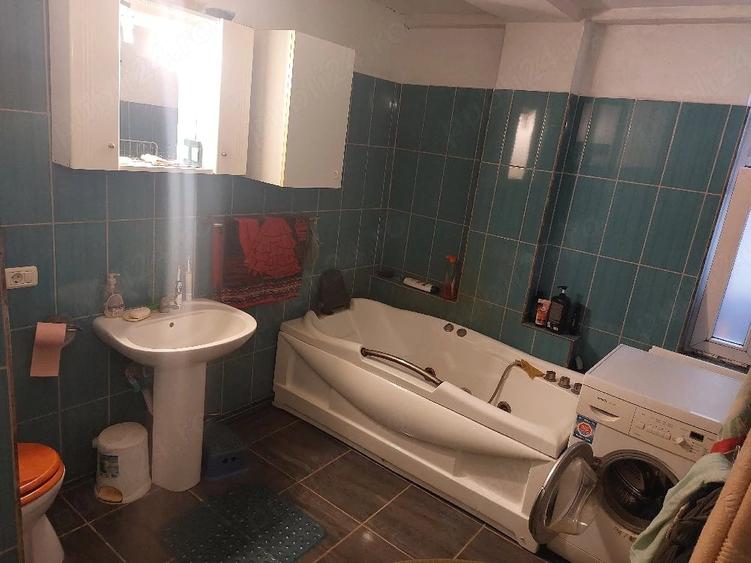 Casă cu 8 camere cu Teren 580 Mp în Central