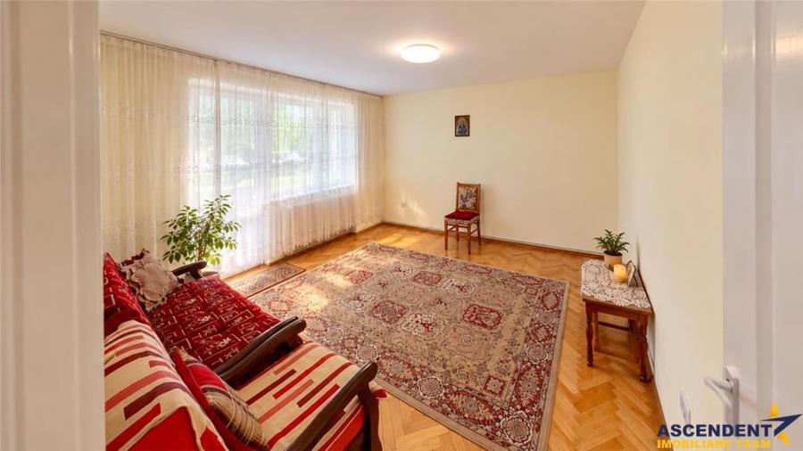 Apartament cu 3 camere decomandat în Calea București