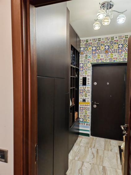 Apartament cu 3 camere semidecomandat în Tractorul
