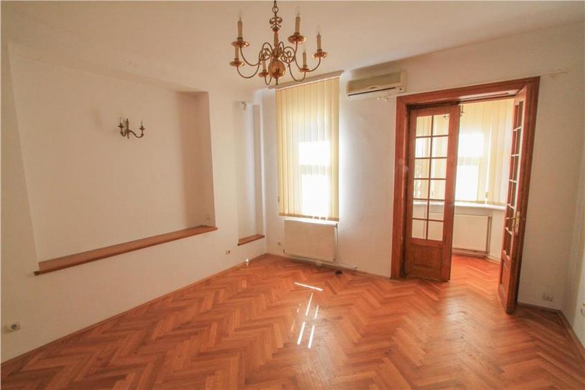 Casă individuală cu 5 camere cu Canalizare în Romană