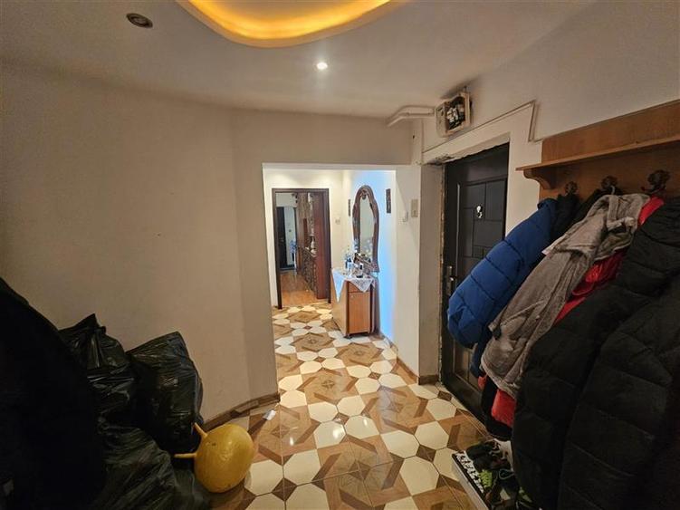 Apartament cu 3 camere semidecomandat, mobilat în Micro II