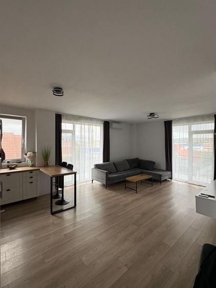 Apartament cu 3 camere decomandat în Calea Moldovei