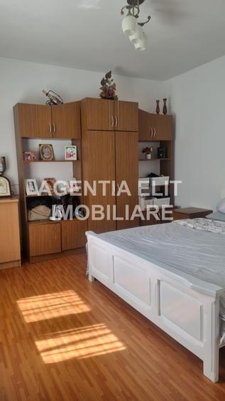 Casă individuală cu 7 camere cu Teren 500 Mp în Central