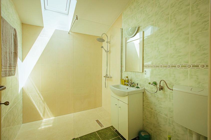 Casă individuală cu 4 camere decomandat cu Canalizare în Sânpetru