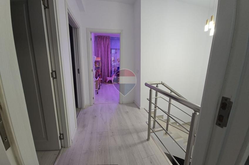 Casă individuală cu 4 camere cu Teren 270 Mp în Est