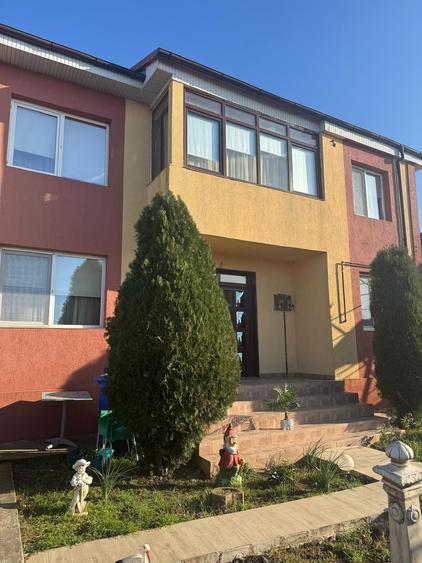 Casă cu 7 camere cu Canalizare în Central