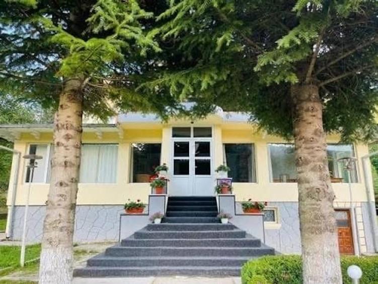 Casă cu 4 camere cu Teren 2500 Mp în Secăria