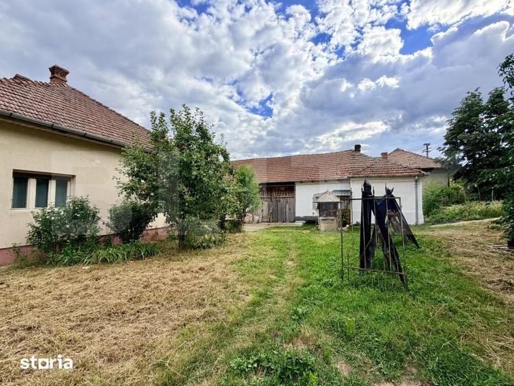 Proprietate cu doua case, 145 mp, anexe si teren 1.300 mp, Paclisa -Al - 7