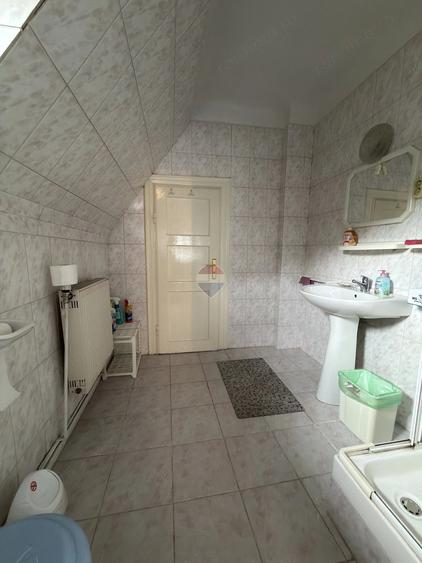 Apartament cu 3 camere semidecomandat în Cioplea