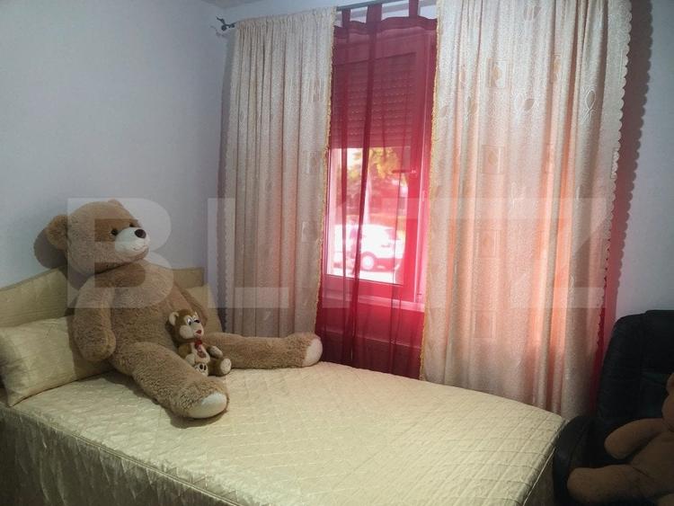 Apartament cu 4 camere semidecomandat, mobilat în Micro 14