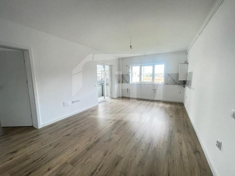 Apartament cu 3 camere semidecomandat în Florești