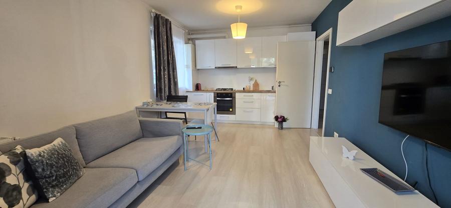 Apartament cu 3 camere decomandat, mobilat în Est
