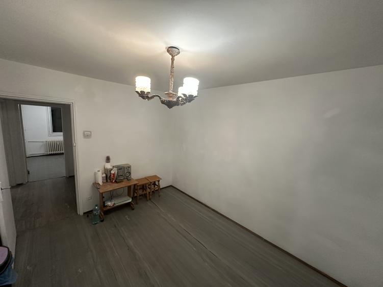 Apartament cu 3 camere semidecomandat în Berceni