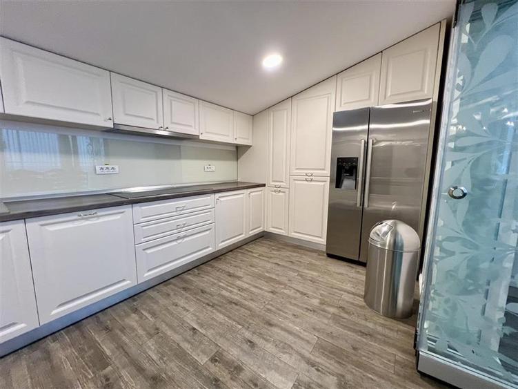 Apartament cu 6 camere decomandat, mobilat în Poiana Brașov