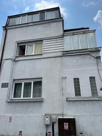 Casă individuală cu 8 camere cu Canalizare în P-ța Muncii