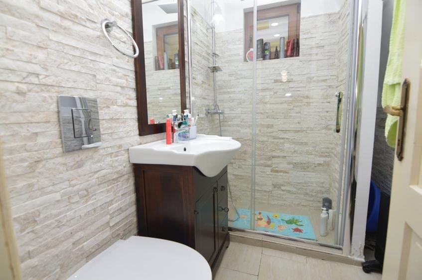 Casă individuală cu 6 camere cu Canalizare în Plopeni