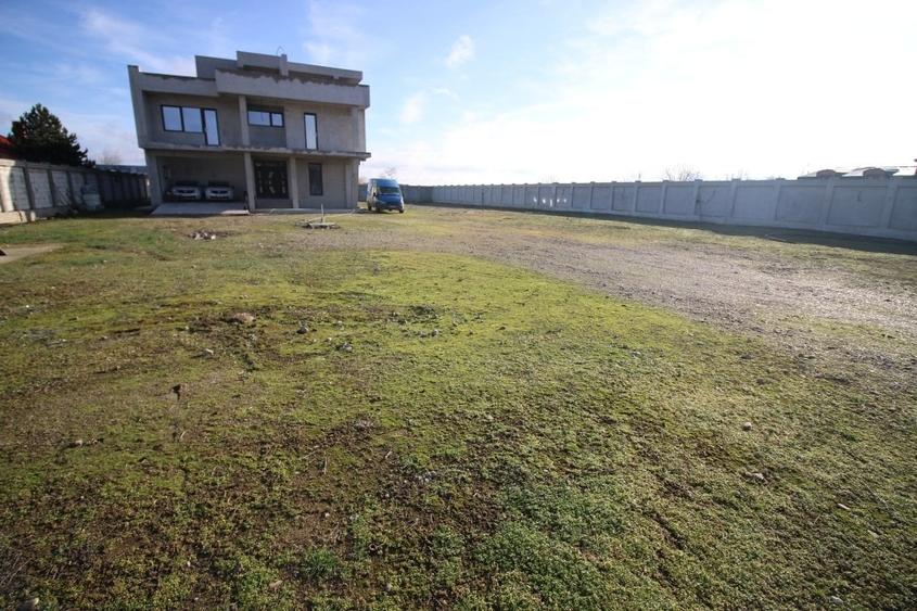 Casă cu 8 camere cu Teren 2500 Mp în Nord