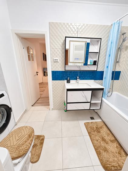 Apartament cu 4 camere semidecomandat în Universitate