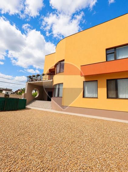 Casa / Vila cu 12 camere de vanzare | Fundeni, Sector 2 - 1