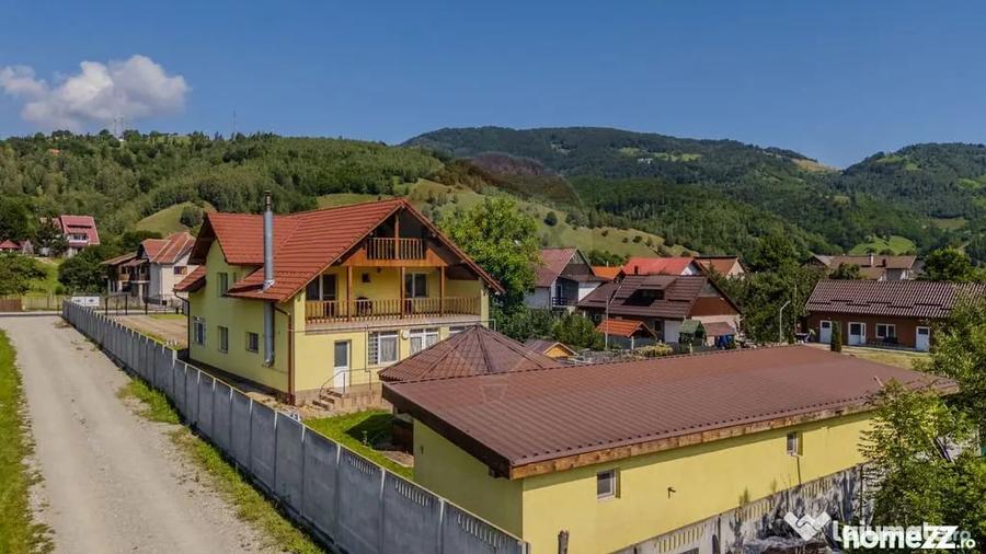 Casă cu 10 camere cu Teren 1074 Mp în Moieciu