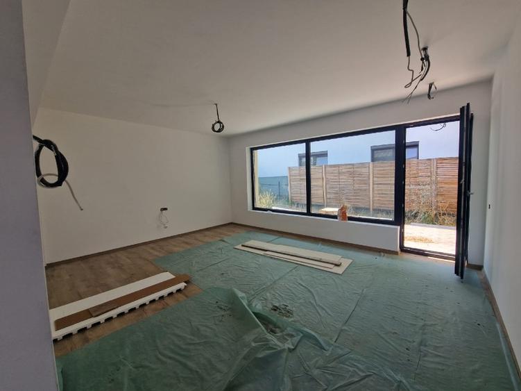 Casă individuală cu 3 camere cu Teren 300 Mp în Central