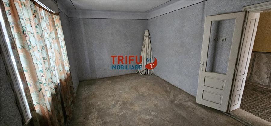 Casă individuală cu 8 camere cu Garaj în Ampoița