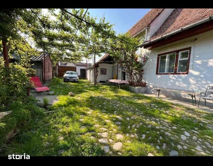 Casă cu 4 camere cu Teren 2500 Mp în Bunești