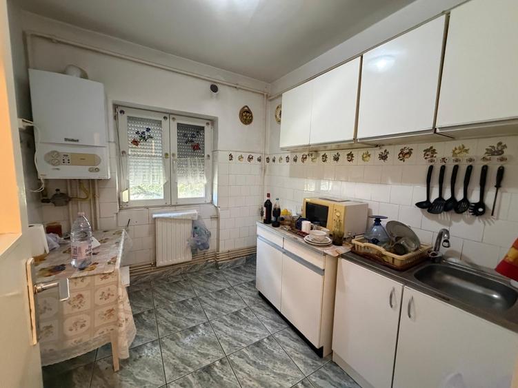 Apartament cu 3 camere decomandat în Neptun