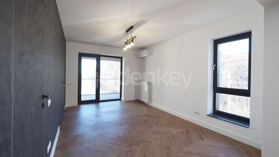 Apartament cu 4 camere semidecomandat în Băneasa