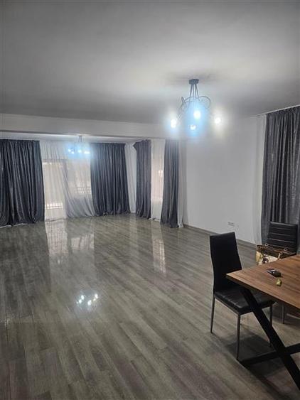 Casă individuală cu 5 camere cu Teren 400 Mp în Central