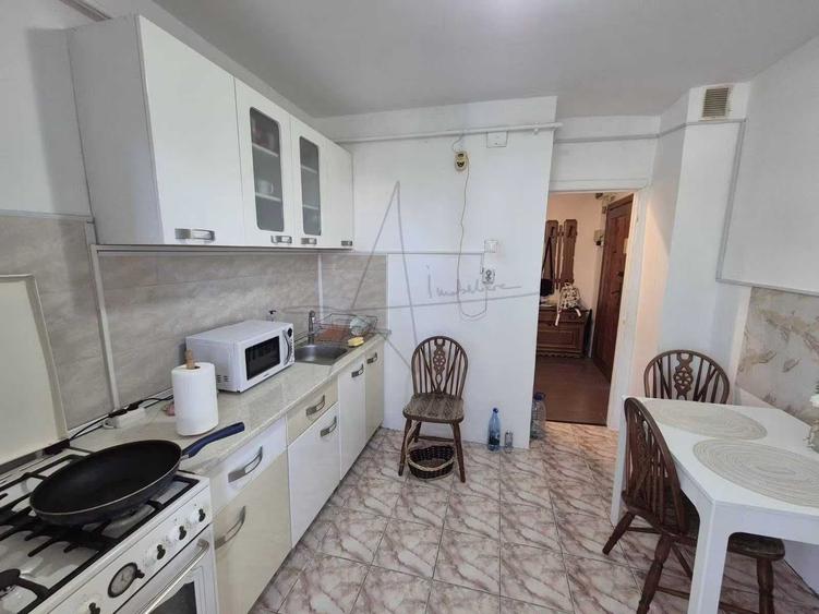 Apartament cu 3 camere decomandat în Girocului
