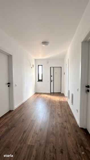 Apartament cu 3 camere decomandat în Tractorul