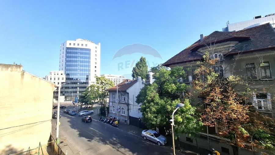 Apartament cu 4 camere semidecomandat în P-ța Victoriei