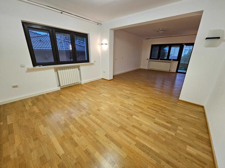 Apartament cu 3 camere decomandat, mobilat în Casin