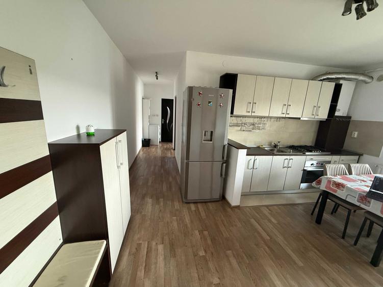 Apartament cu 3 camere decomandat în Girocului