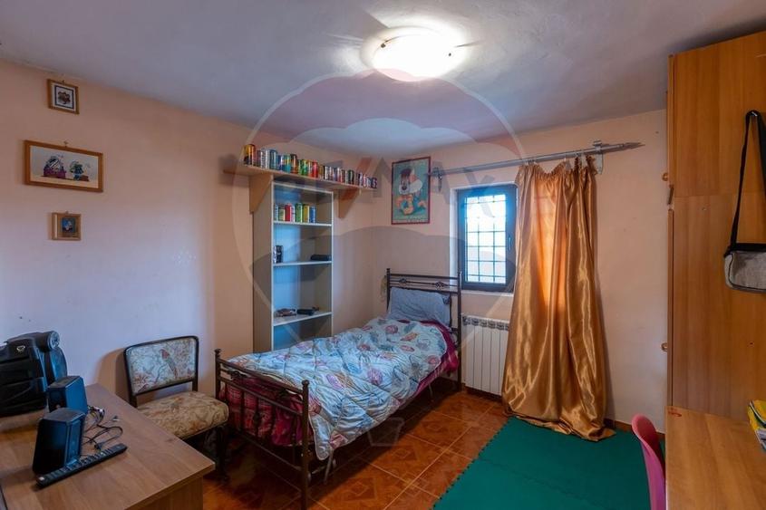 Casă cu 7 camere cu Teren 1020 Mp în Vest