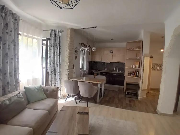 Apartament cu 3 camere semidecomandat, mobilat în Unirii