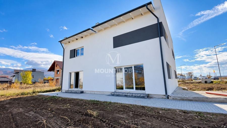 Duplex cu 3 camere cu Canalizare în Cristian
