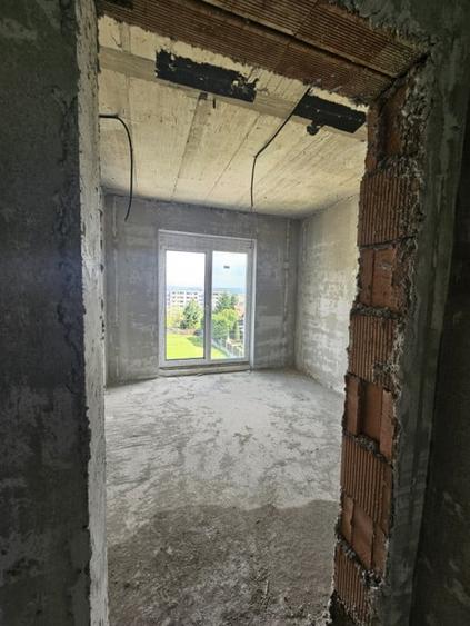 Apartament cu 3 camere decomandat în Europa