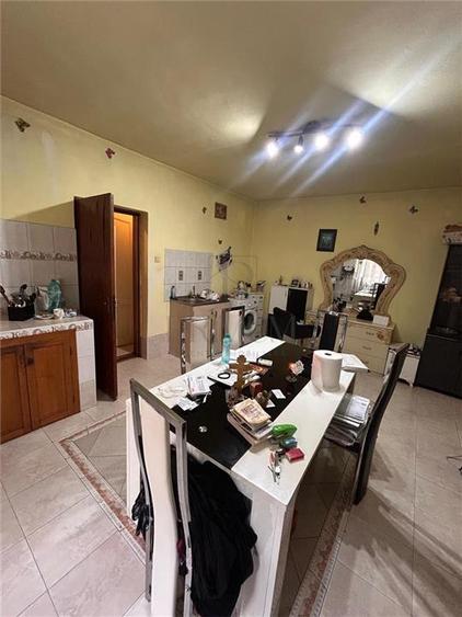 Casă individuală cu 6 camere cu Canalizare în Soarelui
