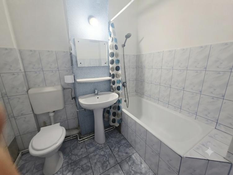 Apartament cu 3 camere decomandat în Astra