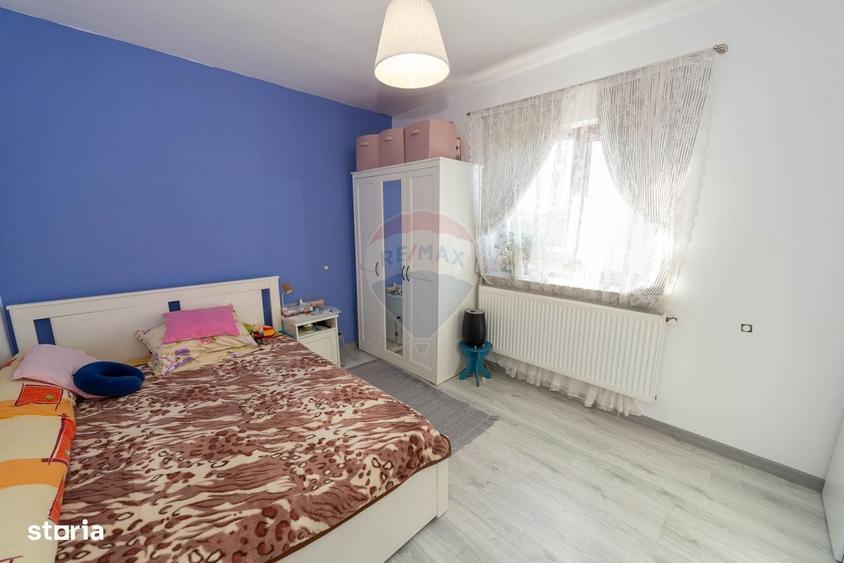Casă cu 4 camere în Săbăreni