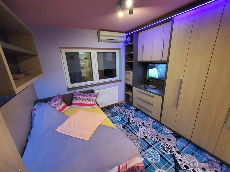 Apartament cu 3 camere semidecomandat, mobilat în Complex Studențesc