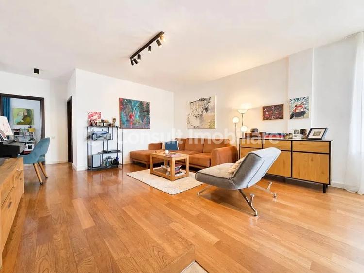 Apartament cu 3 camere semidecomandat, mobilat în Bună Ziua