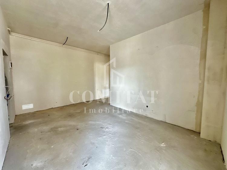 Apartament cu 3 camere semidecomandat în Florești