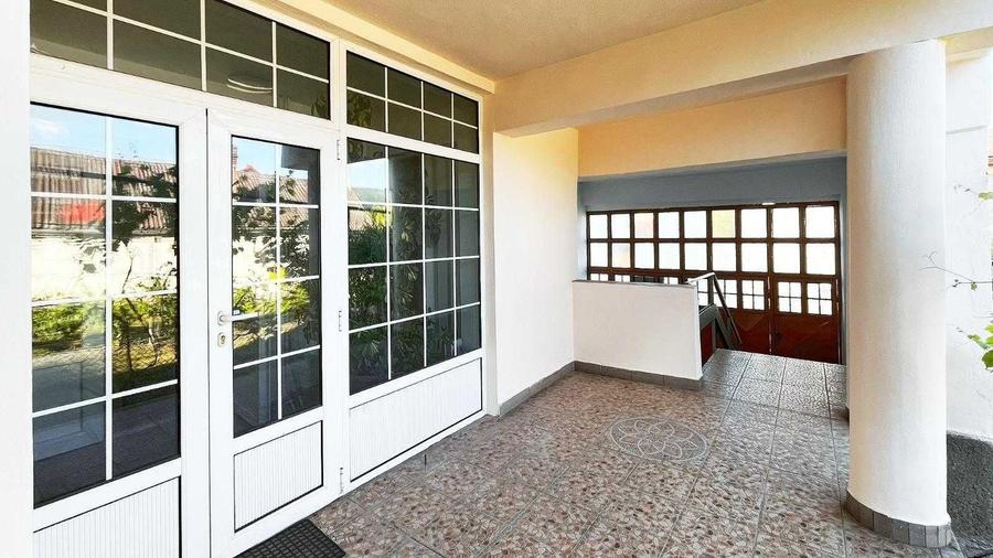 Casă cu 4 camere cu Teren 710 Mp în Central
